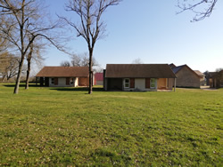 Gîte de la Ferme des Dames entouré d'arbres