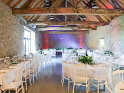 Salle décorée pour un mariage